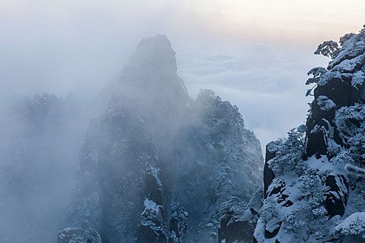 最美黄山冬雪时-晨曦中的始信峰