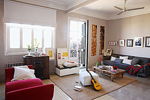 现代,摆饰,红色,沙发,白色,凳子,矮桌,正面,宽敞,客厅,传统,氛围