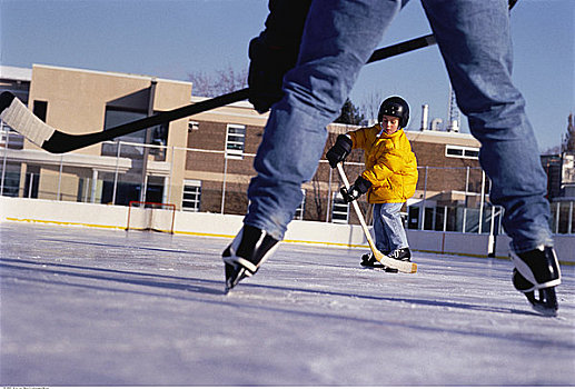 父子,玩,冰球,户外,滑冰场