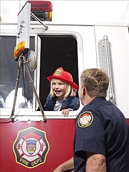 男人,看,女孩,消防车
