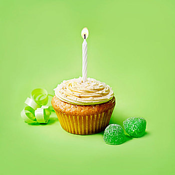 杯形蛋糕,一个,生日蜡烛,绿色背景