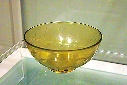 黄绿色透明玻璃花卉纹碗,清乾隆