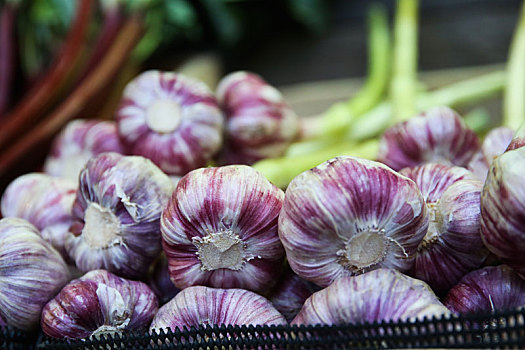 菜市场上新鲜的紫色大蒜