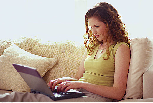 女青年,坐,沙发,使用笔记本,电脑