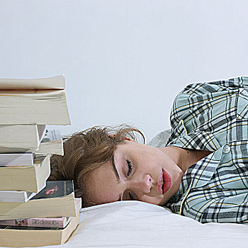 女青年,睡觉,靠近,书本
