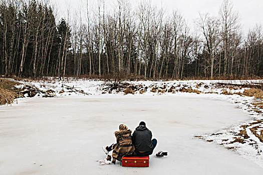 坐,夫妇,红色,手提箱,中间,冰冻,湖,惠特比,安大略省,加拿大