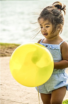 小女孩,树,气球