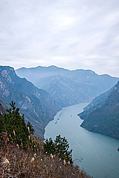 重庆巫山县文峰森林公园俯瞰长江三峡巫峡峡谷