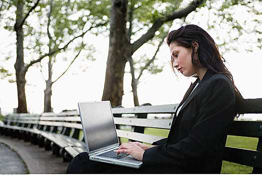 职业女性,使用笔记本,炮台公园,纽约,美国