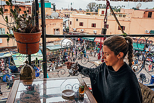 女人,享受,茶,露台,远眺,街边市场,马拉喀什,摩洛哥