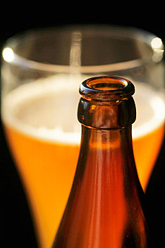 怀森白啤酒,小麦啤酒,啤酒瓶,正面,玻璃杯