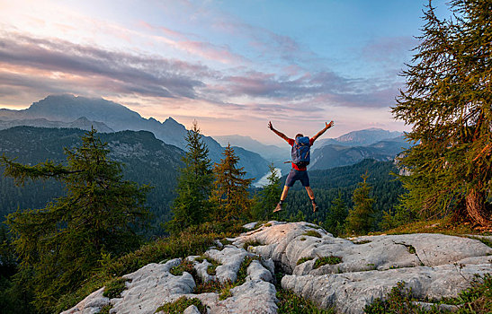 远足,跳跃,顶峰,风景,日落,左边,瓦茨曼山,国家公园,贝希特斯加登地区,上巴伐利亚,巴伐利亚,德国,欧洲