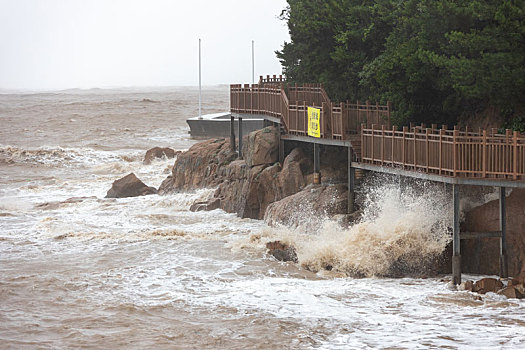 台风,利奇马,朱家尖乌石塘景区大浪持续不断冲击堤岸