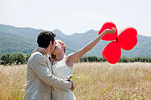 新婚夫妇,吻,土地,红色,心形,气球