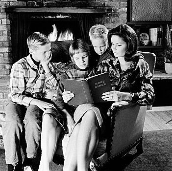 母亲,女儿,两个,儿子,读,书本,客厅