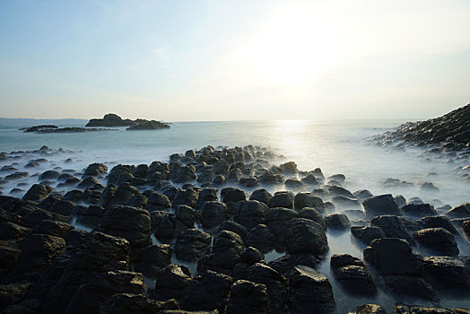 漳州火山地质公园日出时的海浪