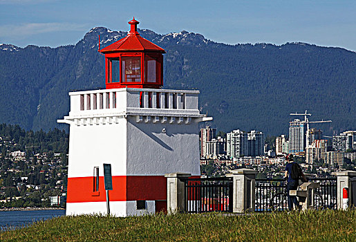 加拿大温哥华斯坦利公园海边的导航灯塔