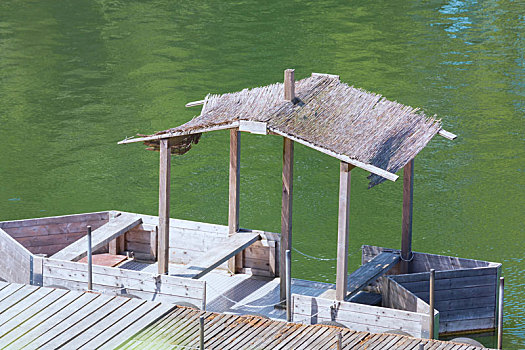码头,木船,茅草屋顶