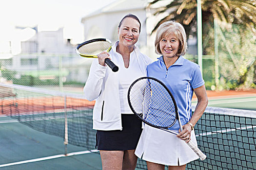 老年女性,网球拍,球场