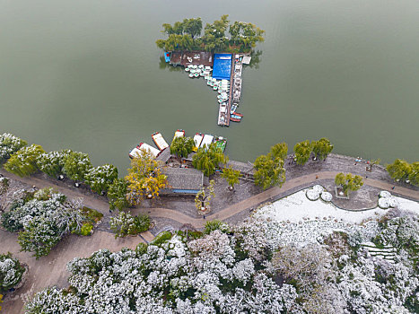 初冬雪后的济南大明湖
