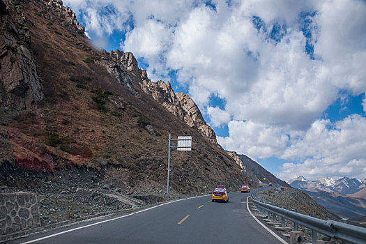 中国公路建设史上的丰碑-----g217国道独库公路独山子段旁乔尔玛天山峡谷草原公路