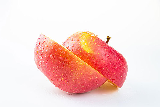一个新鲜的带水珠的切开红苹果侧面特写