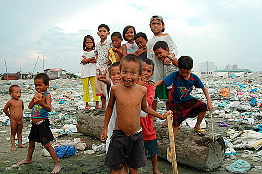 孩子,姿势,原木,垃圾,背景,马尼拉,菲律宾,八月,2006年