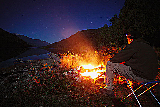 享受,晚间,营火,星,鲑鱼,湖,塞尔扣克山,北方,不列颠哥伦比亚省,加拿大