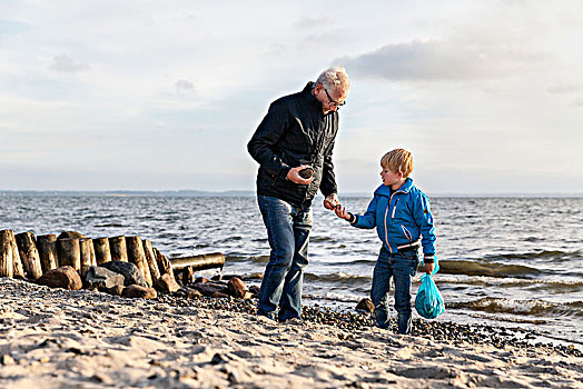 爷爷,孙子,海滩