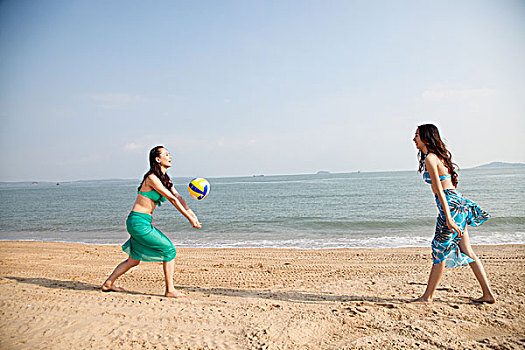 时尚青年人玩沙滩排球