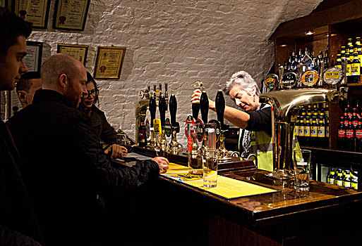 英国,伦敦,啤酒,富勒酿酒厂,世界各地慕名前来参观体验富勒啤酒酿造工艺的游客