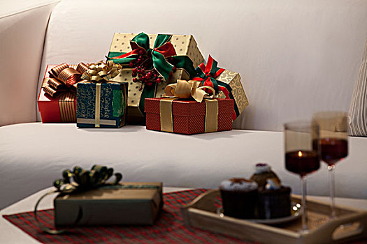 圣诞礼盒,沙发,葡萄酒杯,圣诞节蛋糕