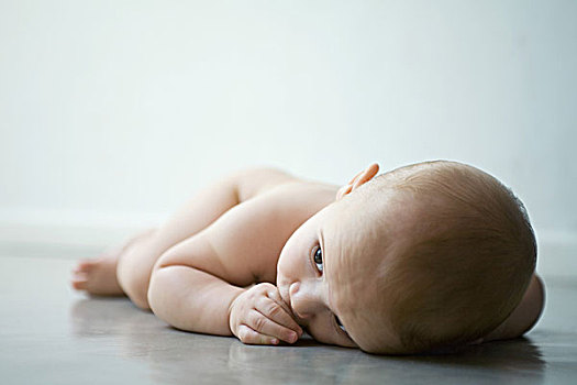 裸露,婴儿,躺着,地面,看别处,全身