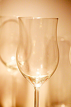 一个透明的红酒杯