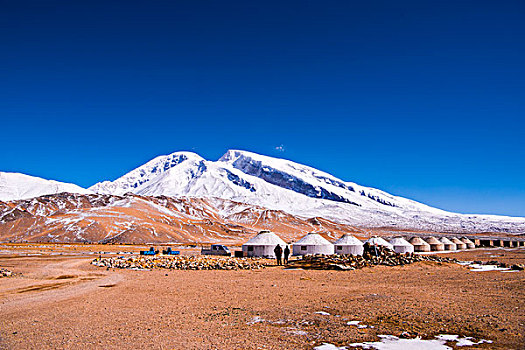 新疆,草原,雪山,蒙古包,牧民