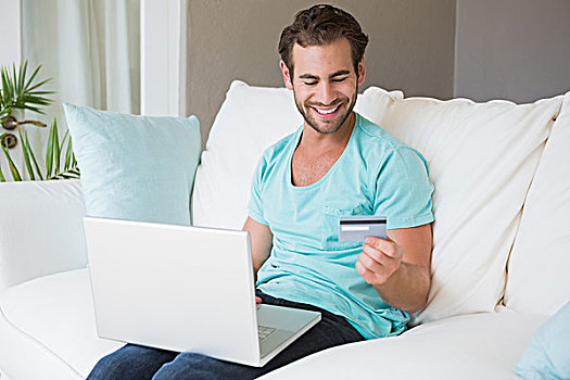 高兴,英俊,男人,坐,沙发,网上购物,笔记本电脑,在家,客厅