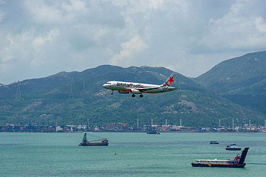 一架越南捷星太平洋航空的客机正降落在香港国际机场