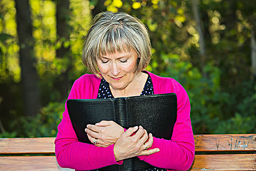 女人,搂抱,翻开,圣经,公园长椅,埃德蒙顿,艾伯塔省,加拿大