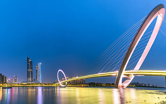 中国江苏南京地标建筑南京眼步行桥建筑夜景