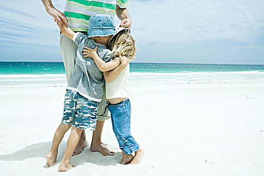 站立,男人,海滩,儿子,女儿,搂抱,腿,下半身