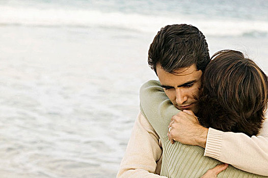 情侣,搂抱,海滩