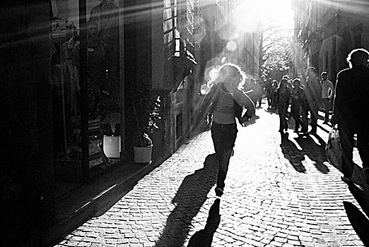 女孩,跑,中心,拥挤,街道,鹅卵石,太阳,光线,背景,卢卡,托斯卡纳,意大利