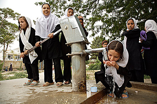 阿富汗,女学生,喝,水,分数,手,泵,苏丹,高中,城市,北方省,塔利班,规则,学校,军事
