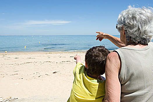 祖母,孙子,坐,一起,海滩,看,海洋