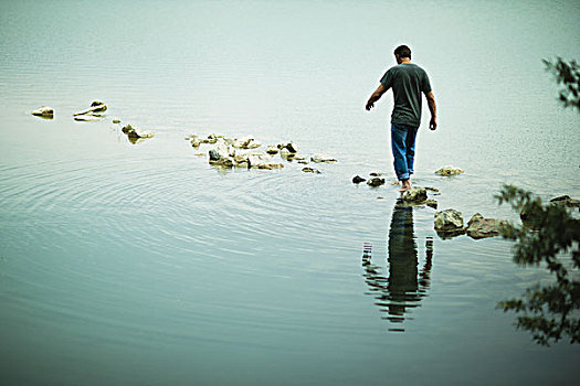 一个,男人,走,赤足,垫脚石,岸边,湖