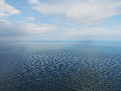 山东省日照市,夏日里的海滨海天一色,蓝天白云与碧海交相辉映惹人爱怜