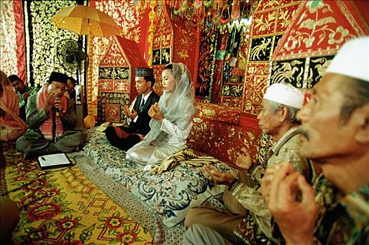 印度尼西亚,穆斯林,牧师,读,可兰经,新郎,新娘,婚姻