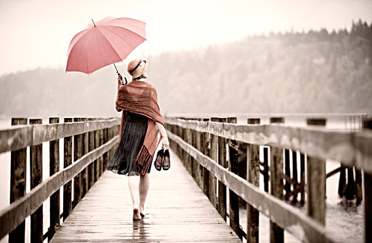女人,粉色,伞,漫步,码头,班布里奇岛,华盛顿,美国