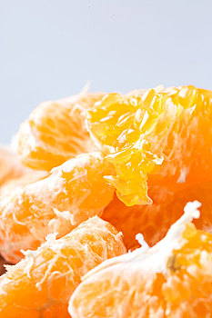 掰开的橘子果实特写