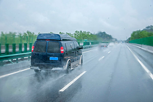 重庆至长沙在雨中g81高速公路